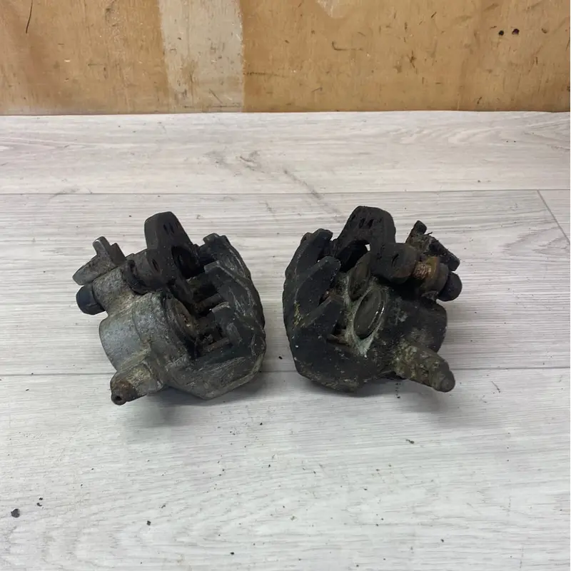Suzuki LTA500 Quadmaster front brake calipers