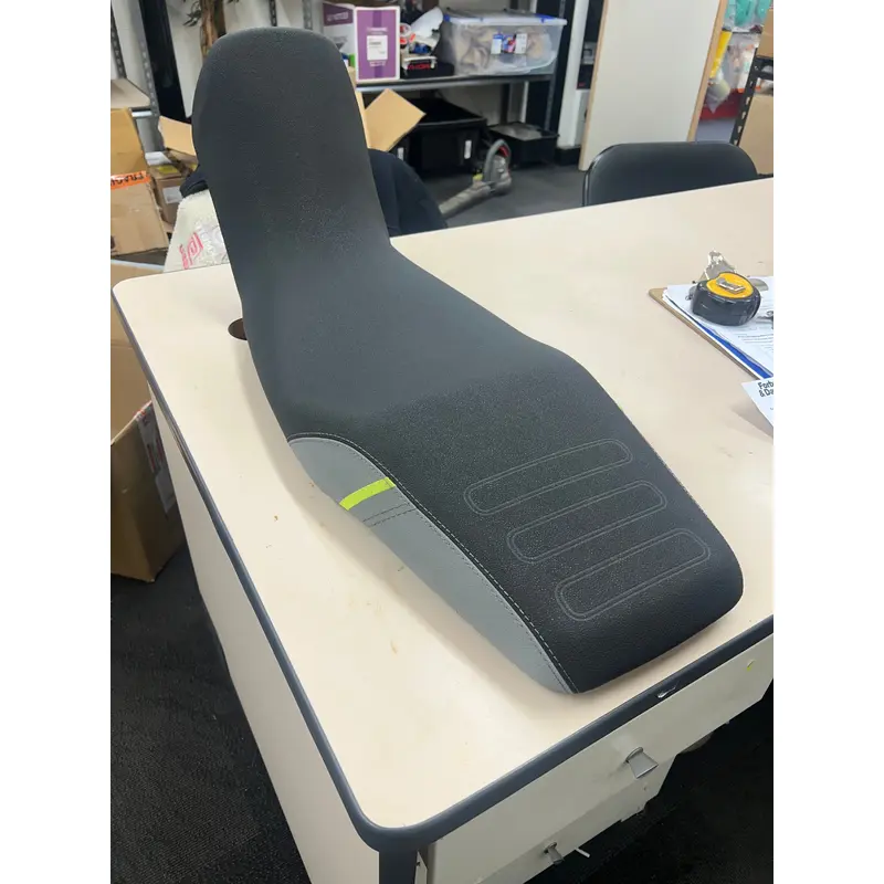 450MT STANDARD SEAT ASSY TUNDRA GREY - **USED